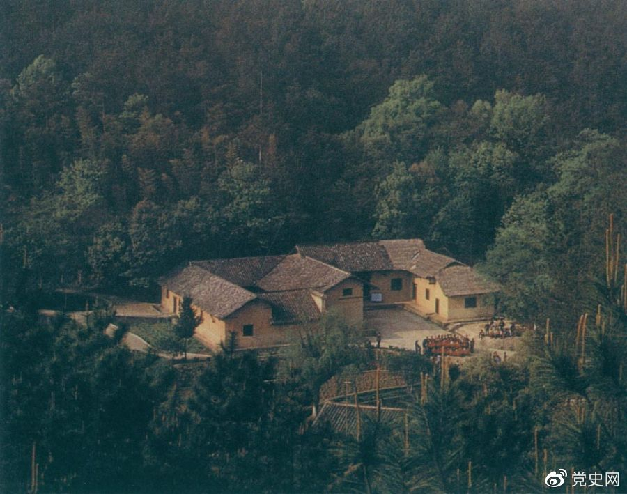 毛澤東故居——湖南省湘潭縣韶山沖上屋場。1893年12月26日，毛澤東在這里誕生。